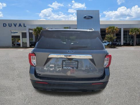 Used 2021 Ford Explorer XLT image 4