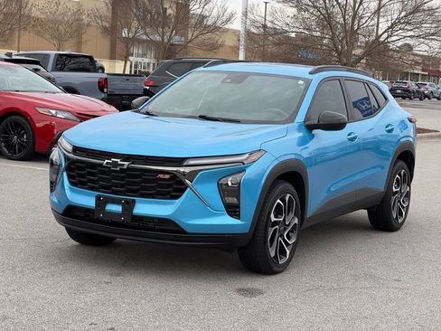 Used 2025 Chevrolet Trax RS w/ Driver Confidence Package image 2