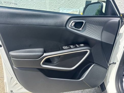 Used 2023 Kia Soul LX FWD image 12