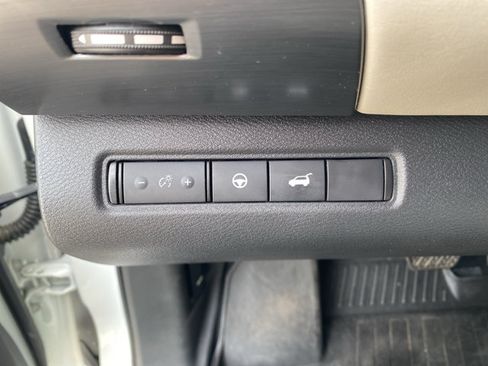 Certified 2023 Nissan Pathfinder SL w/ Black Appearance Package FWD image 15