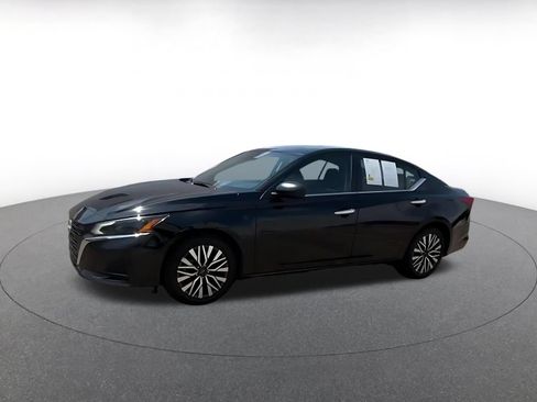 Used 2025 Nissan Altima 2.5 SV FWD image 8