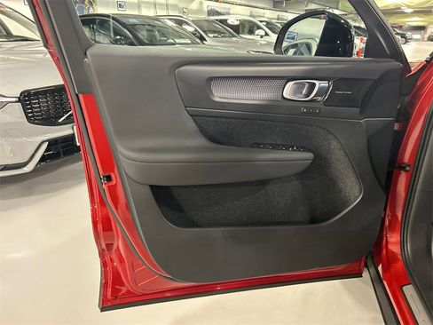 Used 2022 Volvo XC40 T5 R-Design w/ Advanced Package image 9