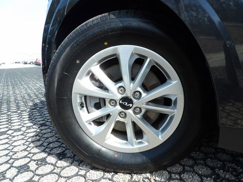 Used 2022 Kia Carnival LX image 26