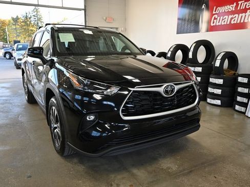 Used 2023 Toyota Highlander XLE image 3