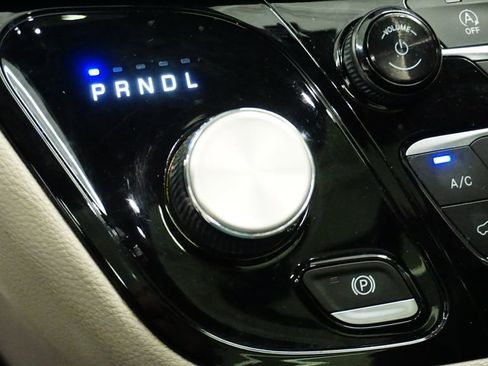 Certified 2018 Chrysler Pacifica Limited image 26