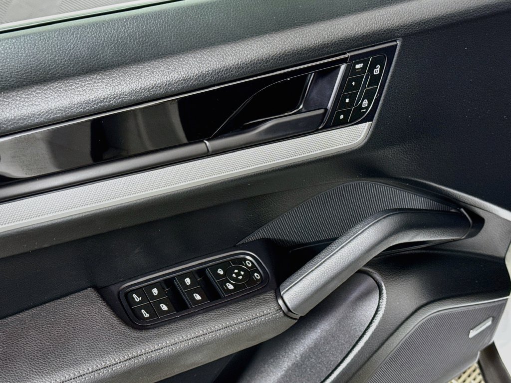 Used 2024 Porsche Cayenne AWD/4WD image 18