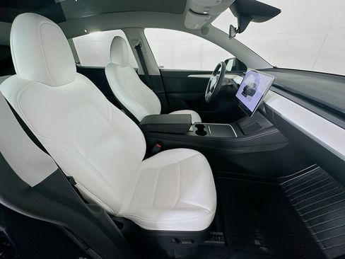 Used 2024 Tesla Model Y Long Range image 30