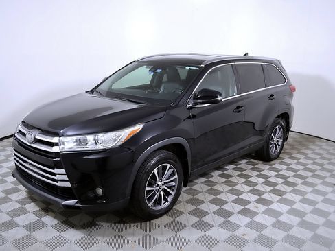 Used 2019 Toyota Highlander XLE AWD/4WD image 3