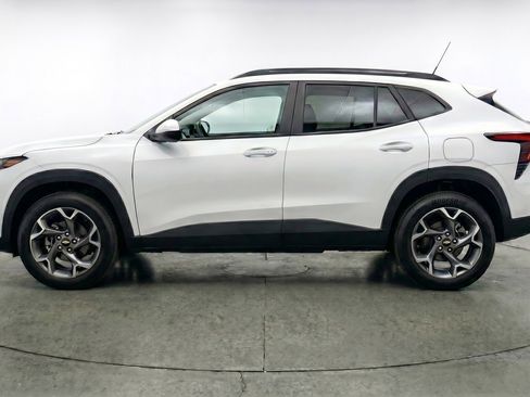 Used 2025 Chevrolet Trax LT w/ LT Convenience Package FWD image 5