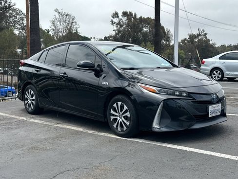 Used 2020 Toyota Prius Prime LE FWD image 4