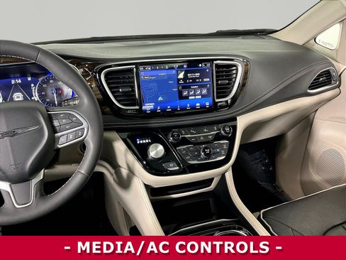 Used 2023 Chrysler Pacifica Limited FWD image 9