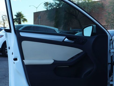 Used 2017 Volkswagen Jetta SE image 36