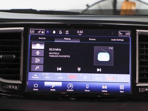 Used 2023 Chrysler Pacifica Touring-L FWD image 19