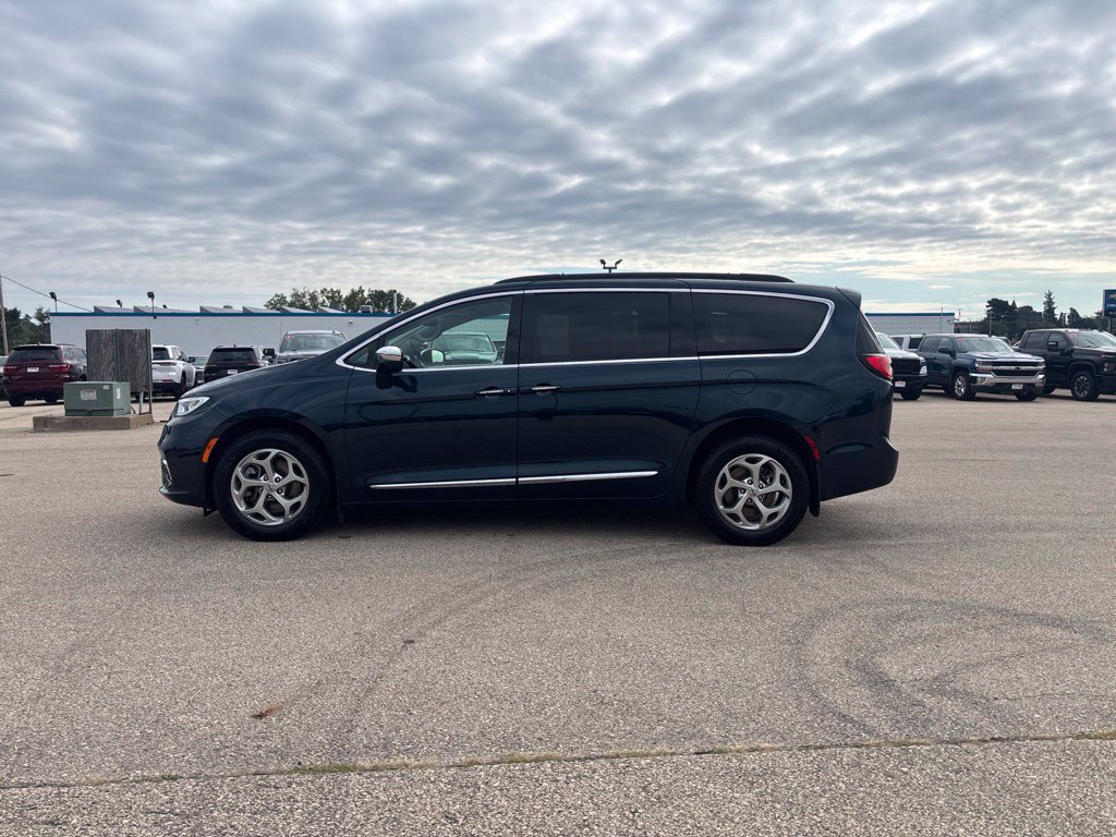 Used 2022 Chrysler Pacifica Limited AWD/4WD image 2