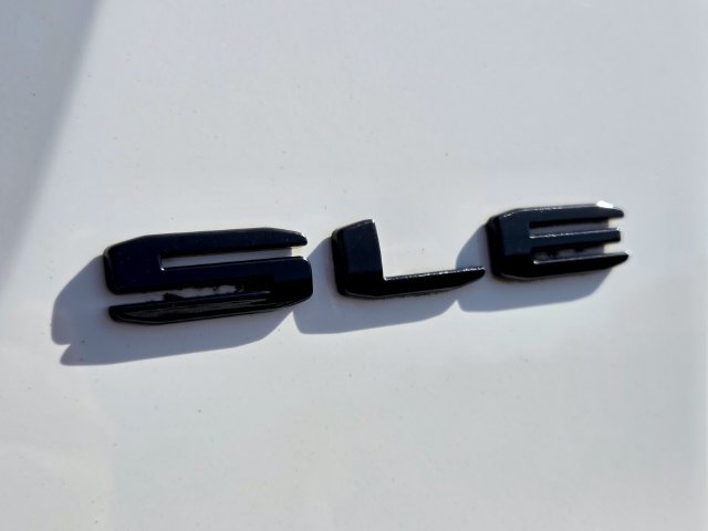 Used 2021 GMC Acadia SLE w/ Driver Convenience Package FWD image 16