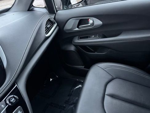 Used 2024 Chrysler Pacifica Select image 23