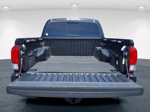 Used 2018 Toyota Tacoma TRD Sport AWD/4WD image 11