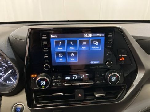 Used 2020 Toyota Highlander XLE image 16