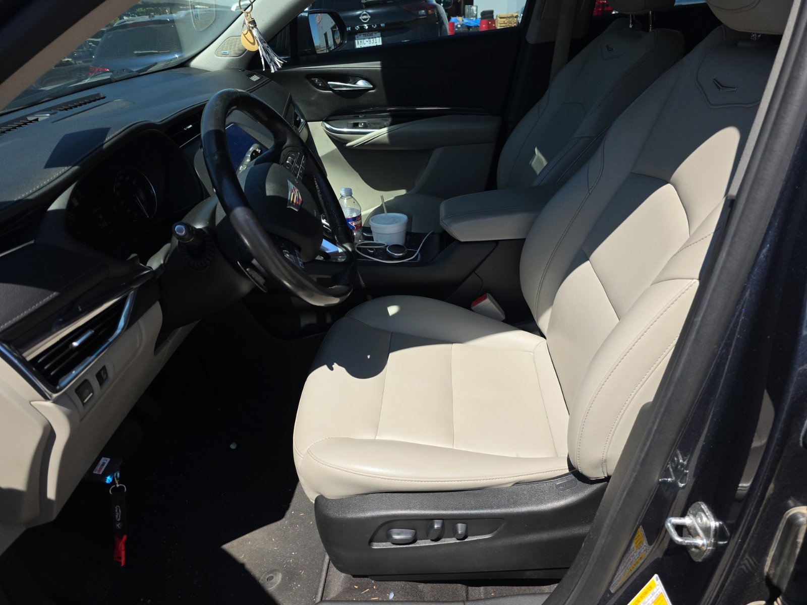 Used 2021 Cadillac XT4 Luxury w/ Cold Weather Package FWD image 8
