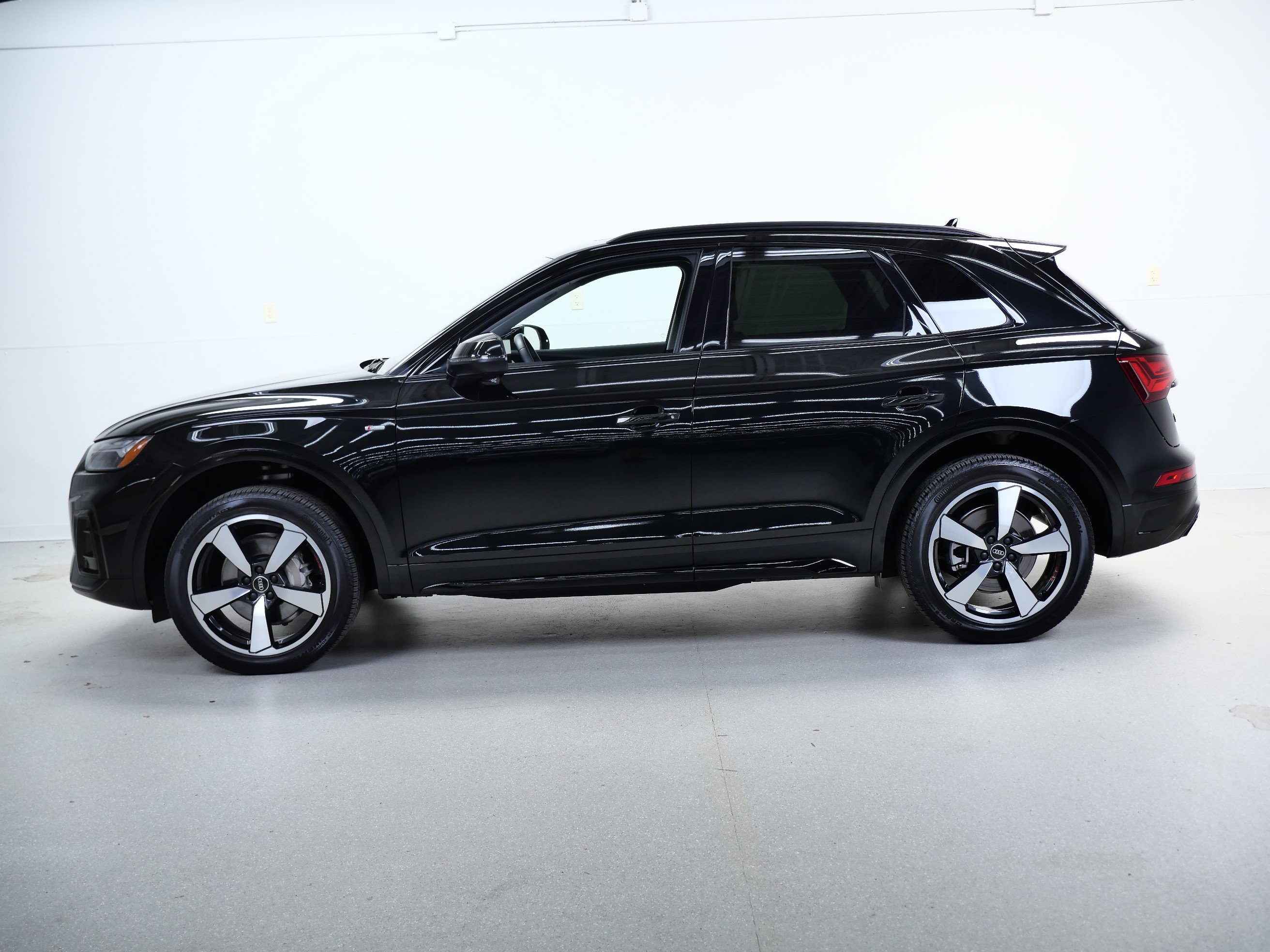 Used 2023 Audi Q5 2.0T Premium Plus w/ Premium Plus Package AWD/4WD image 9