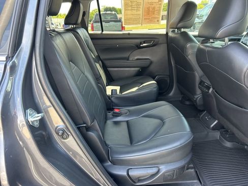 Used 2023 Toyota Highlander XLE image 22
