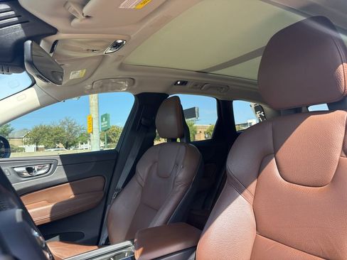 Used 2018 Volvo XC60 T5 Momentum w/ Convenience Package image 16
