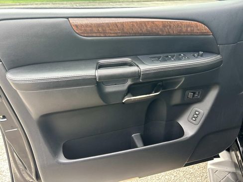 Used 2014 Nissan Armada Platinum w/ 2nd Row Captain Seat Package RWD image 19