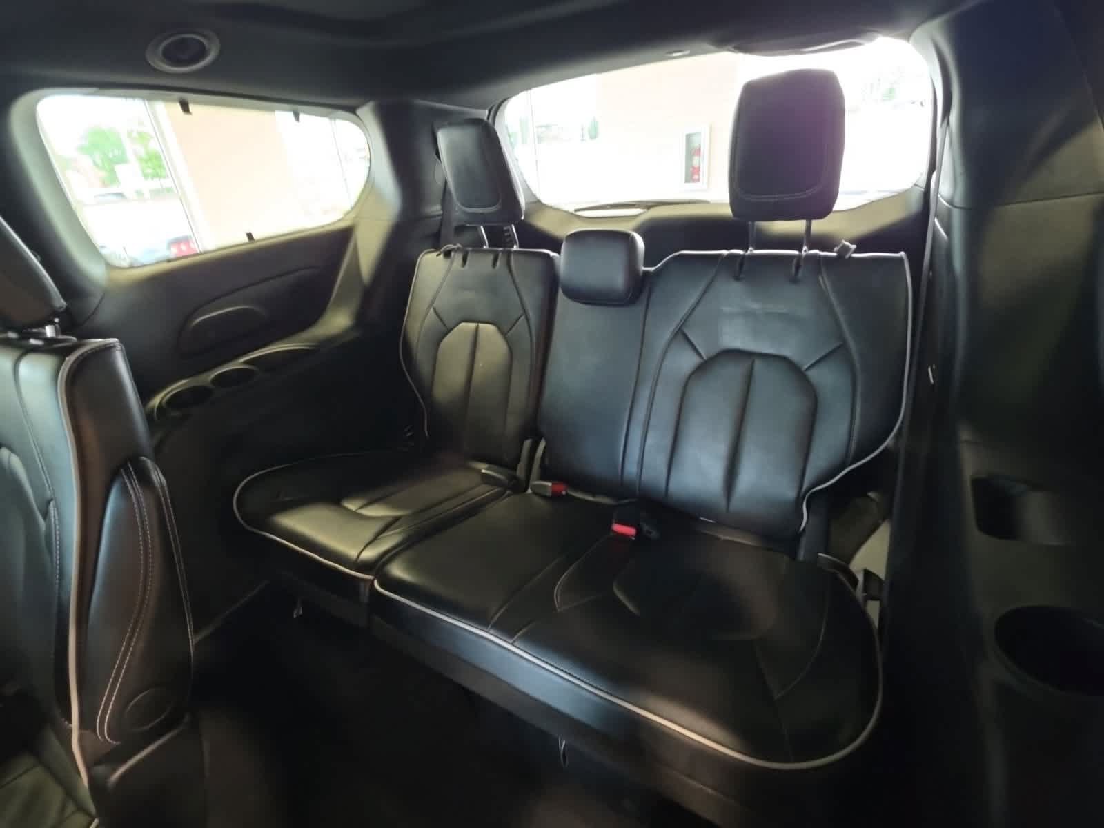 Used 2025 Chrysler Pacifica Limited FWD image 36