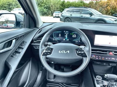 Used 2023 Kia Niro SX image 25