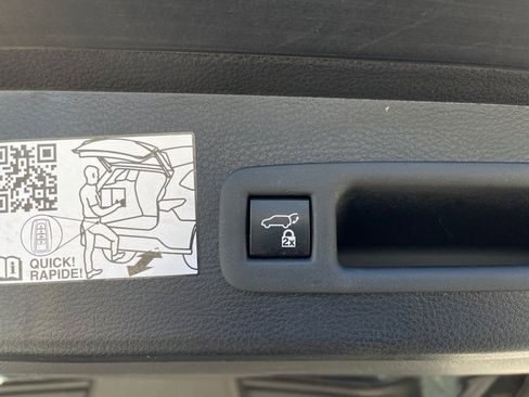 Used 2022 Toyota Sienna Limited image 17