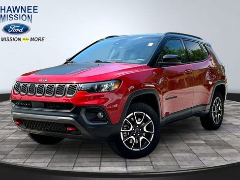 Used 2025 Jeep Compass Trailhawk w/ Trailer Tow Group AWD/4WD image 1