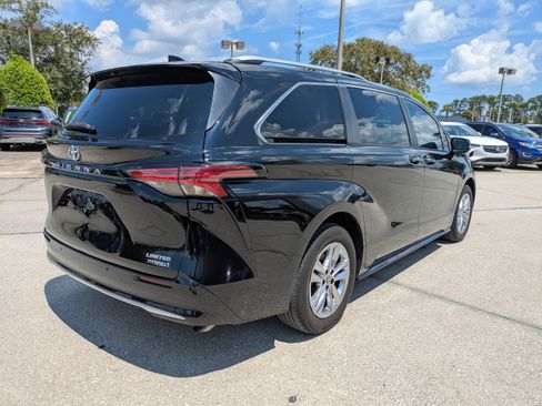Used 2023 Toyota Sienna Limited image 3