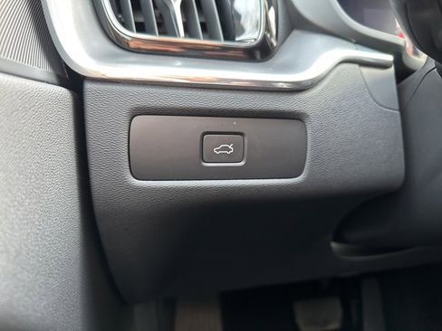 Certified 2025 Volvo XC60 B5 Core image 31