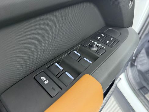Used 2024 Land Rover Defender 130 X-Dynamic SE AWD/4WD image 14
