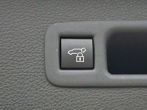 Certified 2025 Toyota Sienna XLE FWD image 32