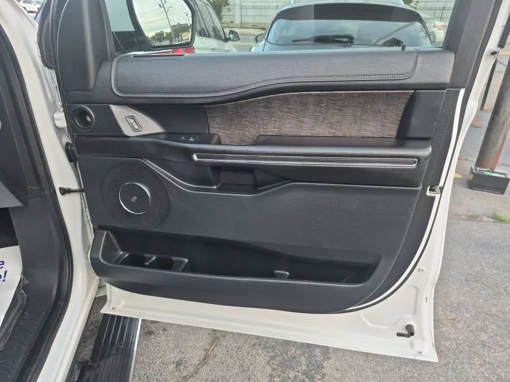 Used 2018 Ford Expedition Limited w/ Equipment Group 301A AWD/4WD image 17