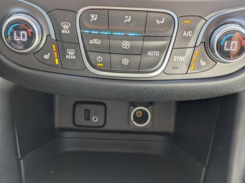 Used 2018 Chevrolet Equinox LT image 22