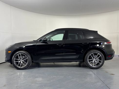 Certified 2025 Porsche Macan image 2
