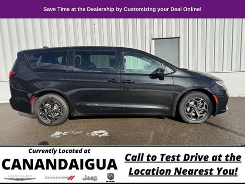 Used 2023 Chrysler Pacifica Touring-L w/ S Appearance Package image 5