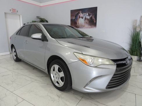 Used 2017 Toyota Camry LE image 1