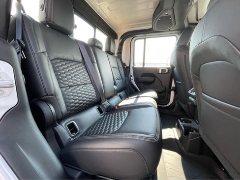 New 2025 Jeep Gladiator Sport image 25