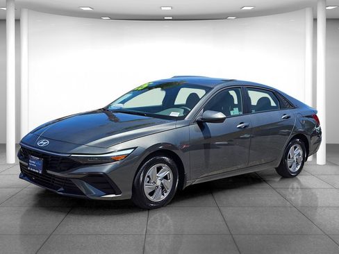Certified 2025 Hyundai Elantra SE FWD image 3