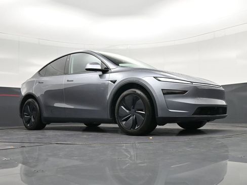 Used 2026 Tesla Model Y 2WD image 31