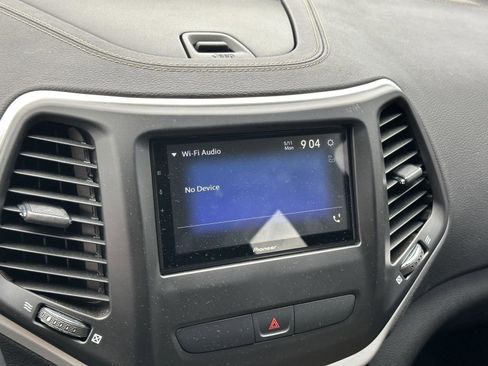 Used 2018 Jeep Cherokee Latitude Plus FWD image 12