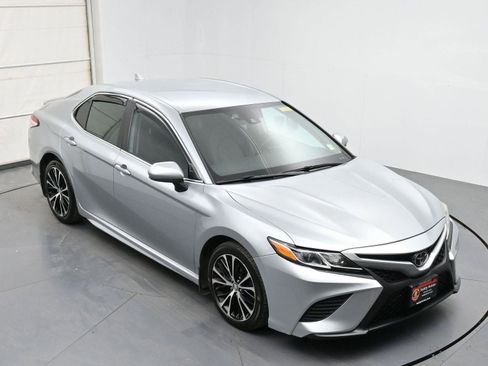 Used 2020 Toyota Camry SE FWD image 32