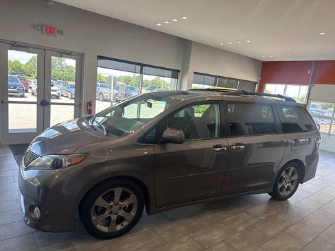 Used 2014 Toyota Sienna SE FWD image 9