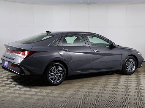 Used 2025 Hyundai Elantra Blue image 9