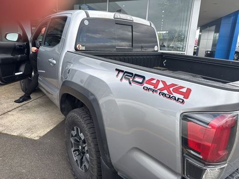Used 2018 Toyota Tacoma TRD Off-Road w/ Technology Package image 9
