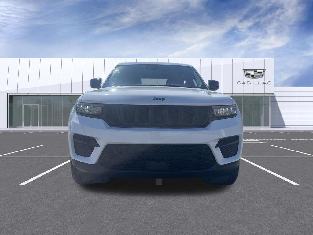 Used 2024 Jeep Grand Cherokee Altitude AWD/4WD image 3