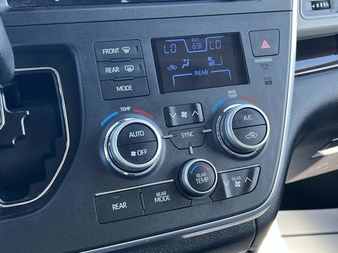 Used 2018 Toyota Sienna Limited image 17